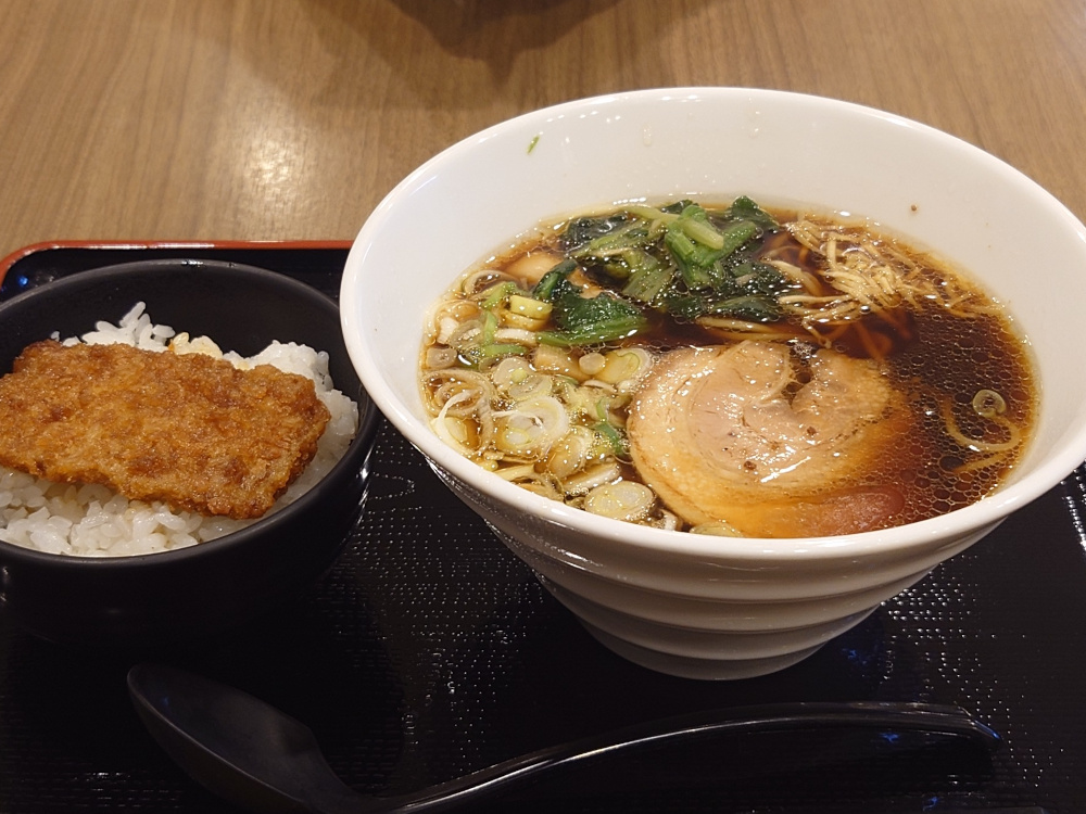生姜醤油ラーメンとミニたれかつ丼セット