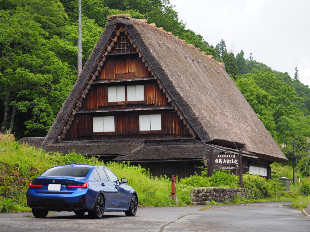 合掌造りとBMW