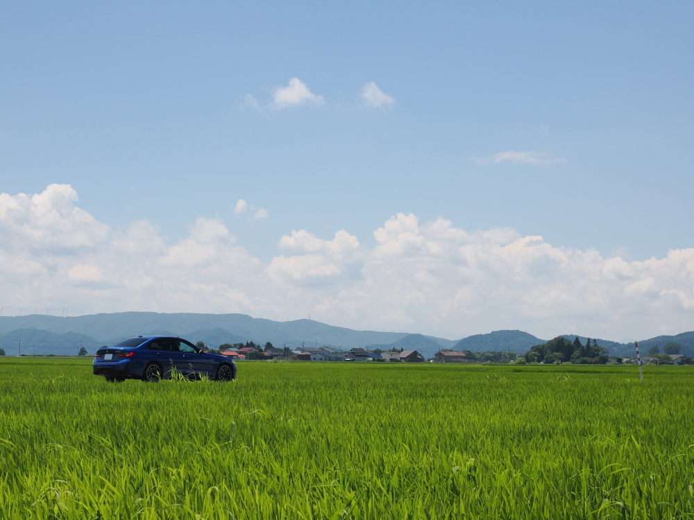 BMW M340iと青空