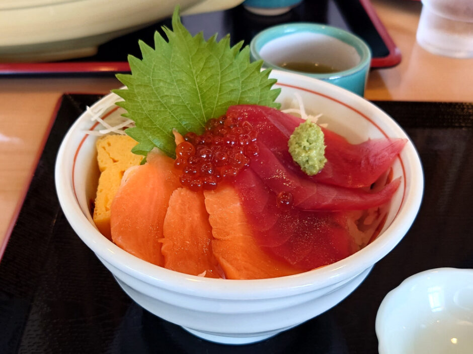 米山SAのまぐろサーモン丼