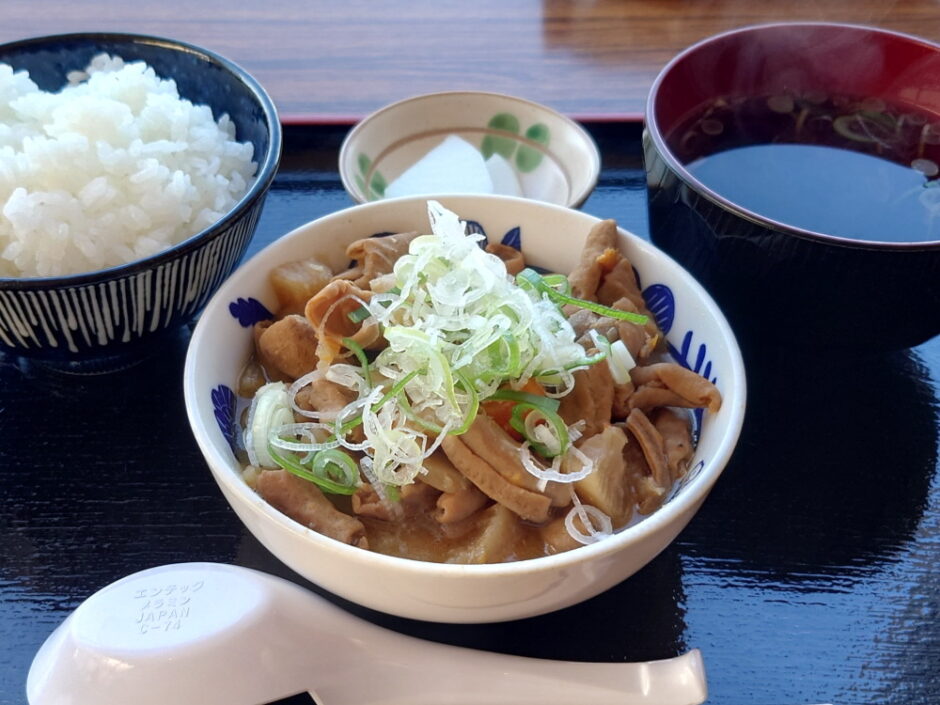 道の駅はなわのモツ煮定食