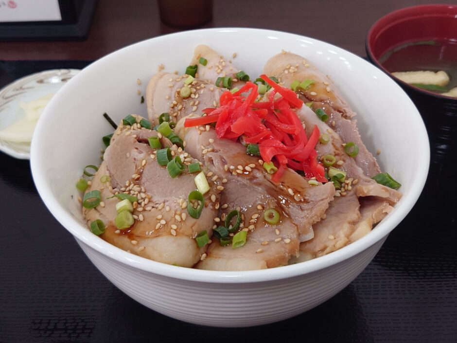 道の駅からむし織の里しょうわ　チャーシュー丼