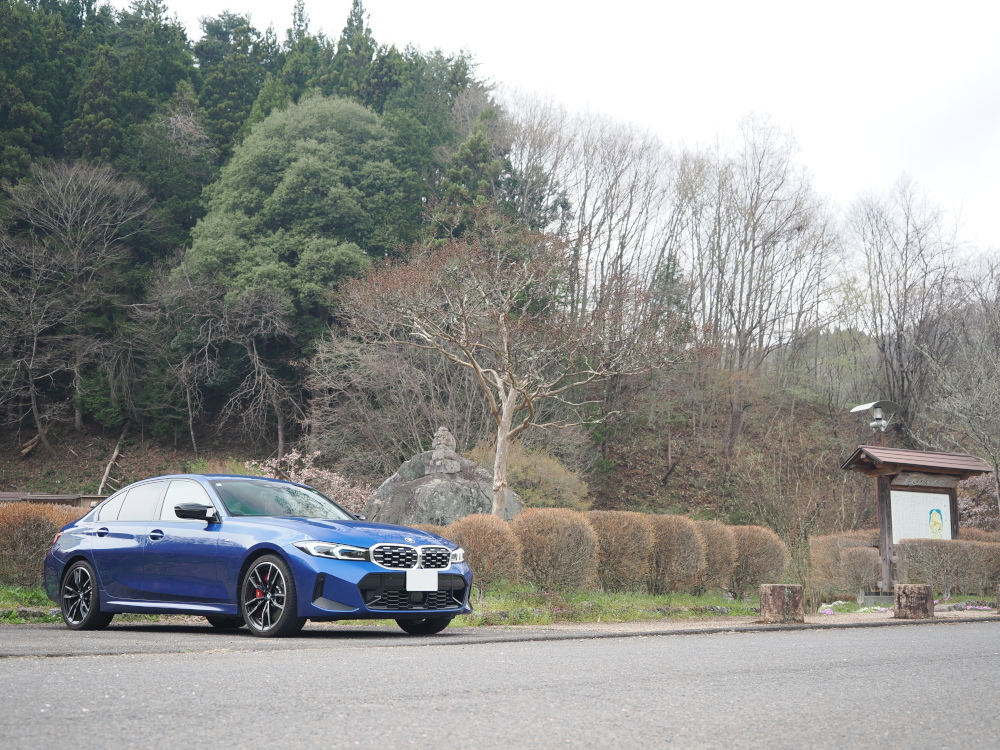 農村公園の駐車場に停まるBMW M340i