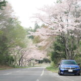 桜の木の下に停車するBMW M340i