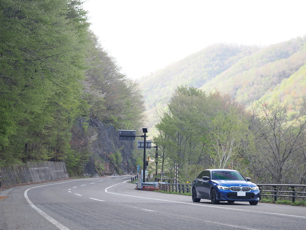 山の景色とBMW M340i