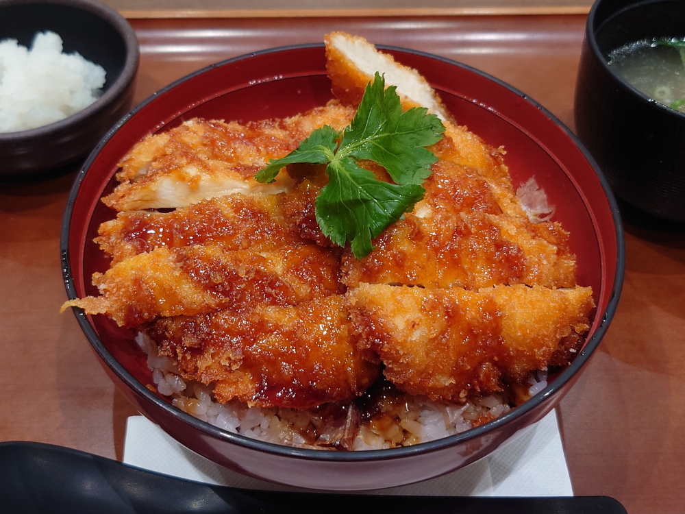蓮田SA、鶏三和のタレカツ丼
