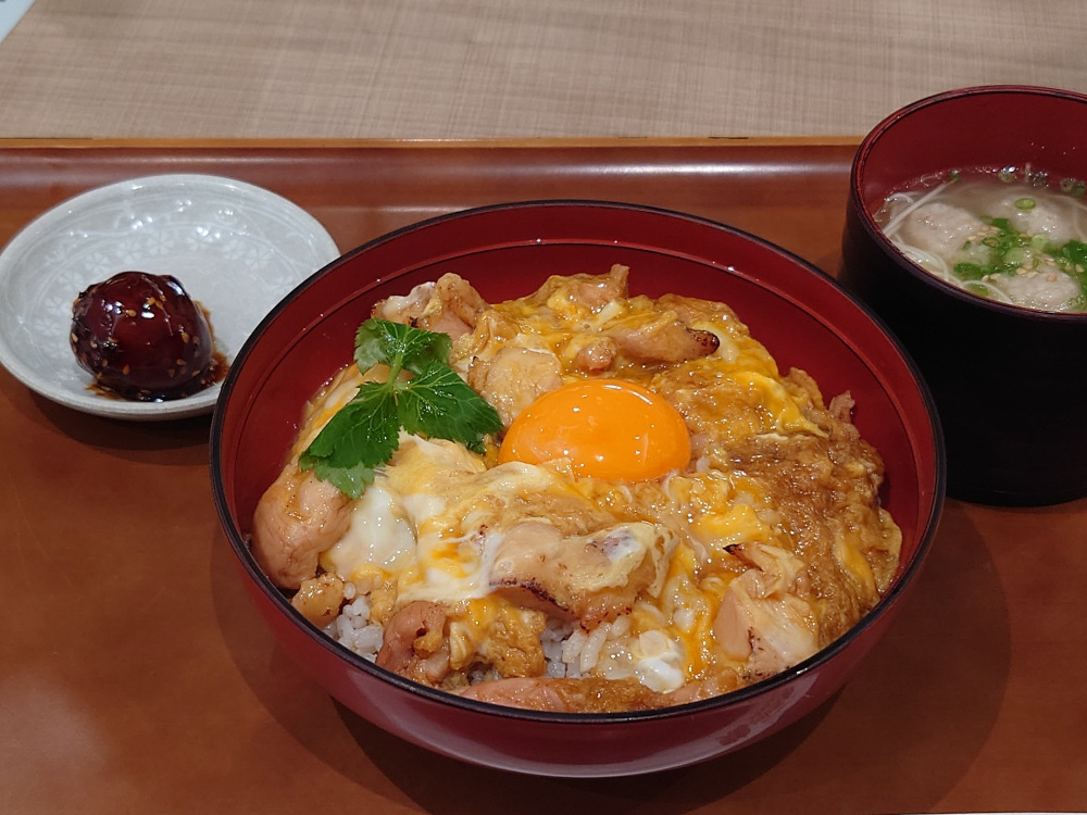 月見炙り焼き親子丼　パサール蓮田