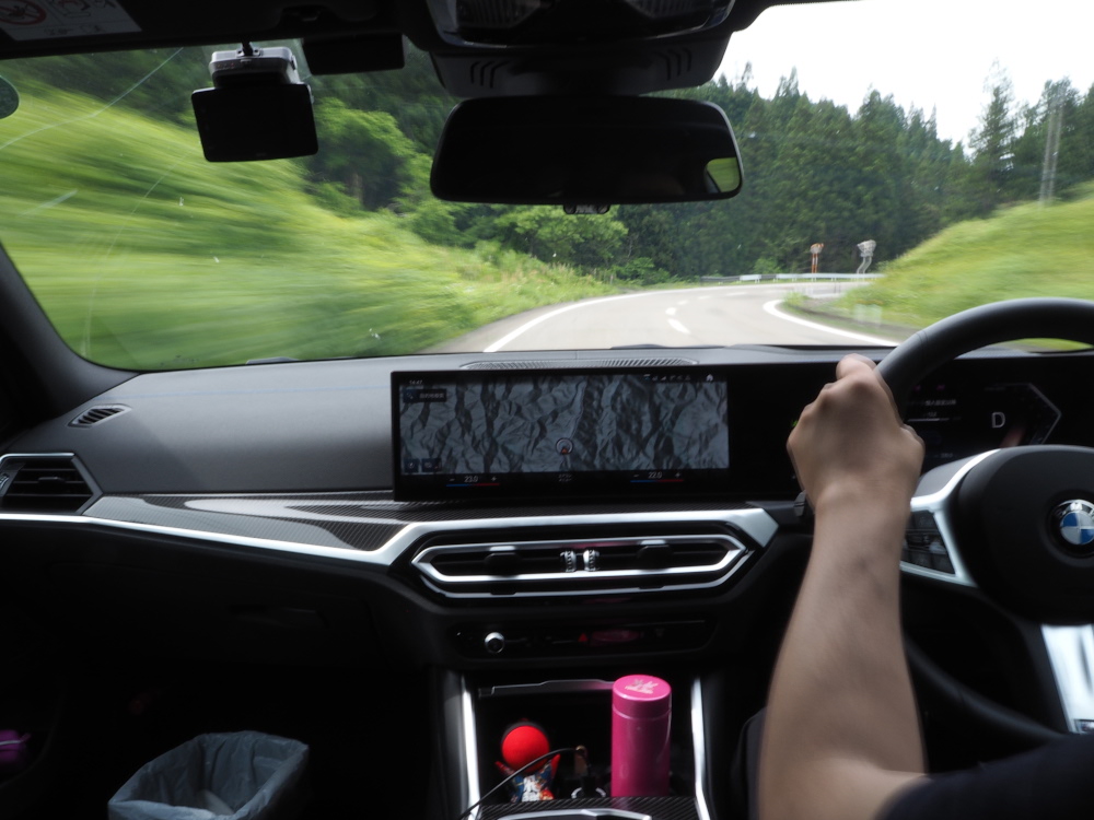 BMW M340iの運転席からの景色