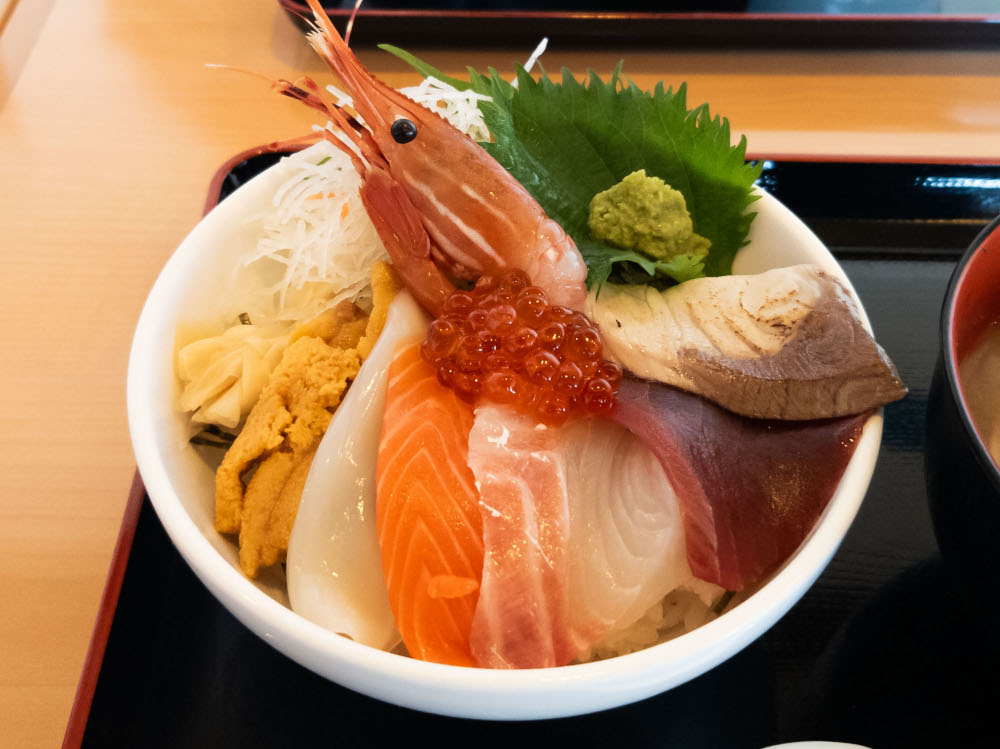 米山SAの彩海鮮丼