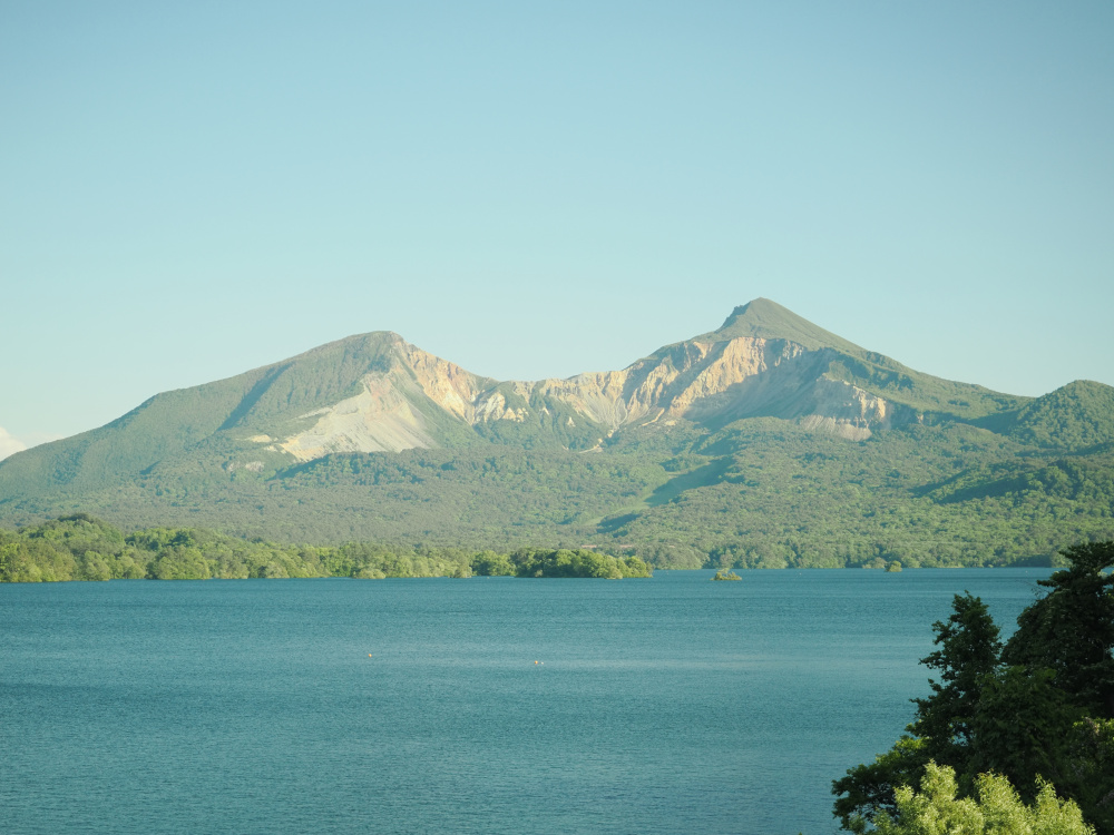 桧原湖から見た磐梯山